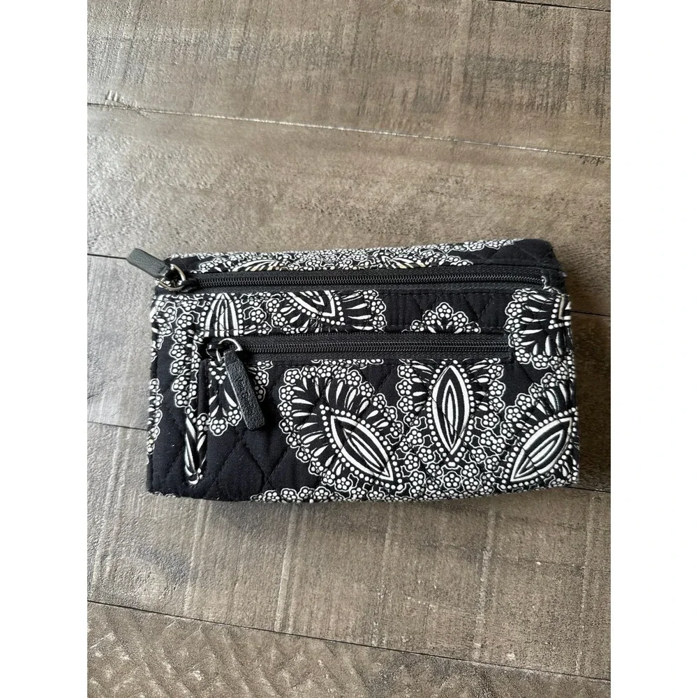 Vera Bradley Blanco Bouquet Pattern‎ Bi Fold Wallet